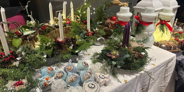 Foto: Kerstmarkt Wijkontmoetingscentrum de Binnenhof met vijftien kramen