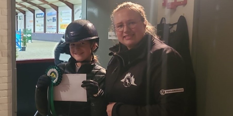 Foto: Lynn van den Brink wint bij Z-debuut springen in Wezep