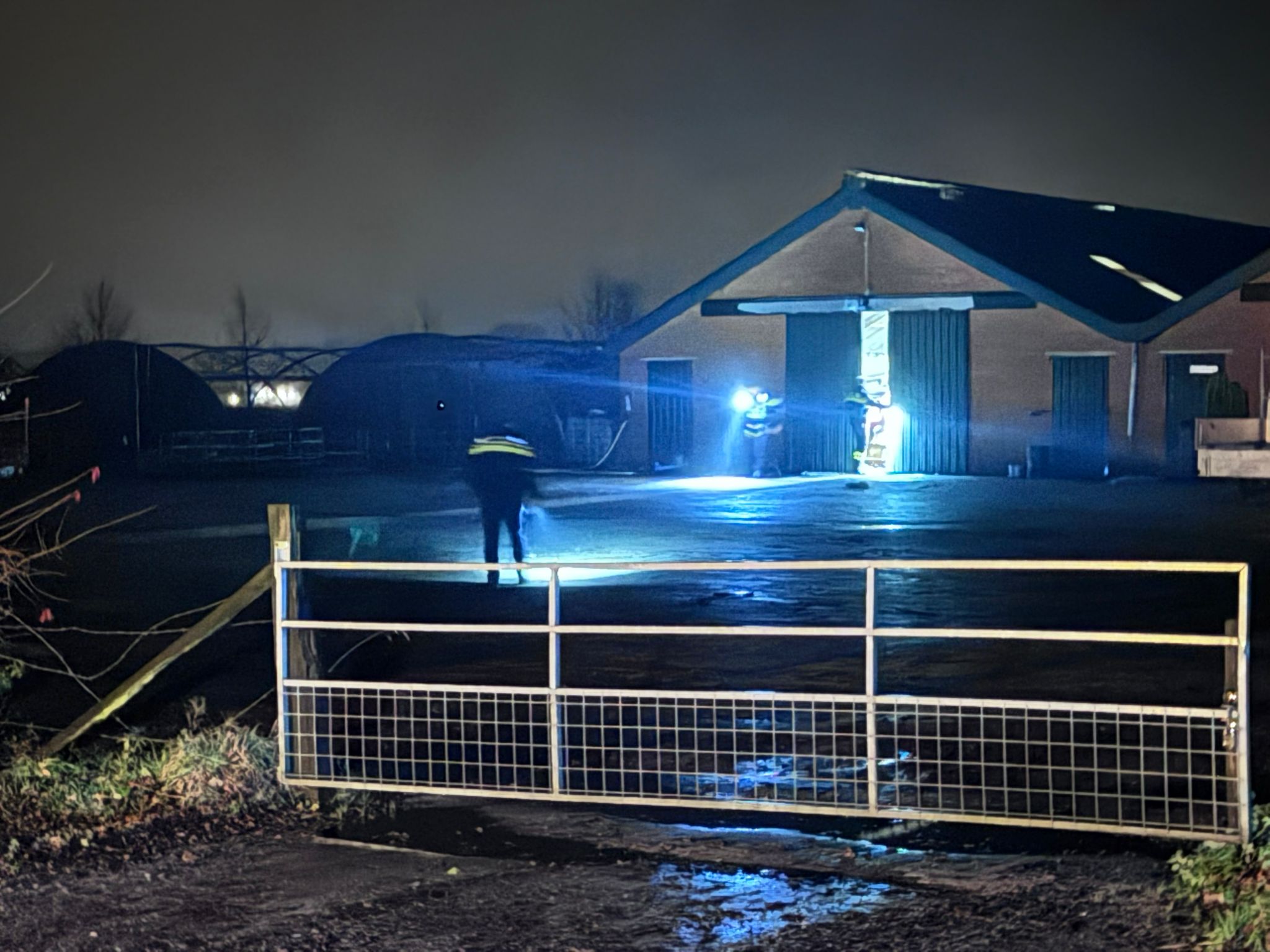 Foto: Geweldsincident in Woning Uddel: Drie Gewonden, Verdachte Voortvluchtig