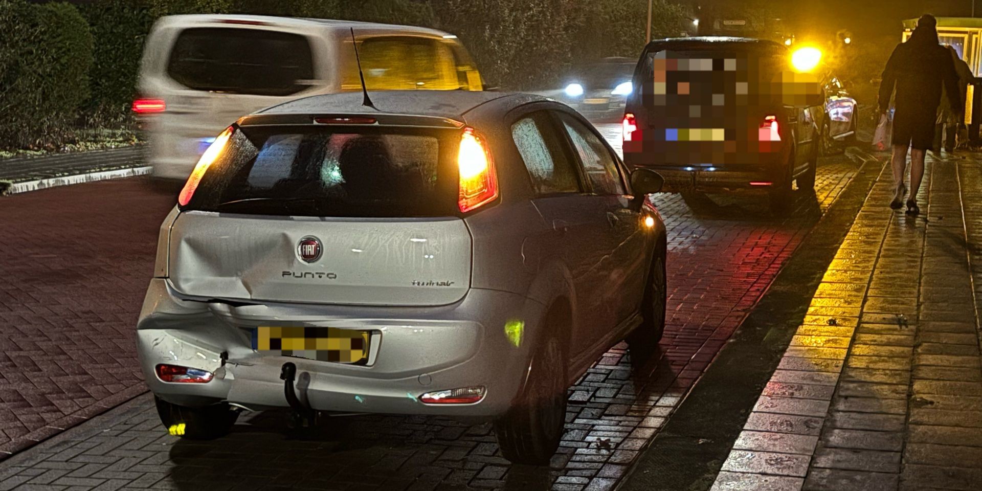Foto: Aanrijding bij rotonde Oenenburgweg