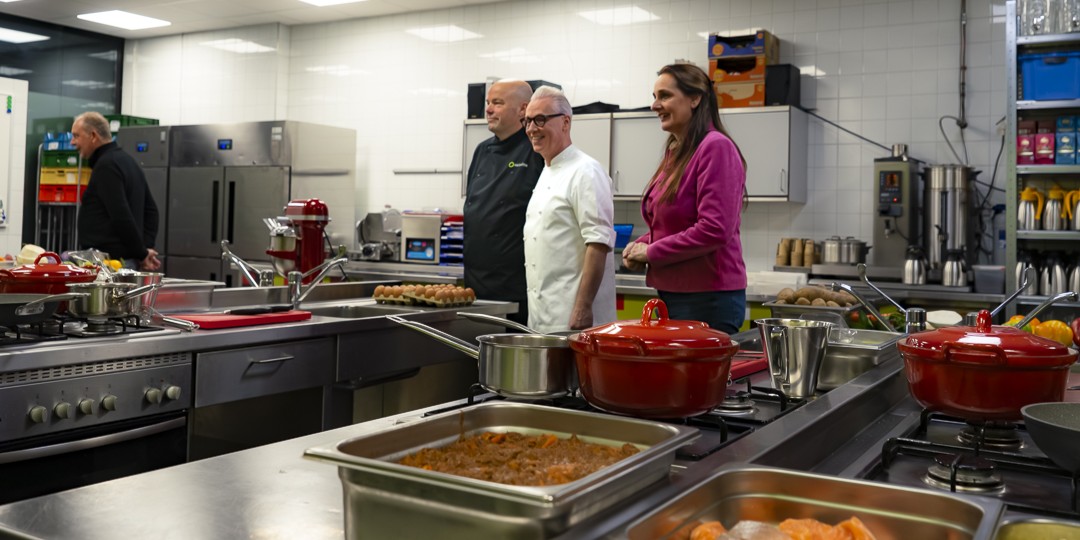 Foto: Feestelijke opening keuken voor Kookschool Veluvine