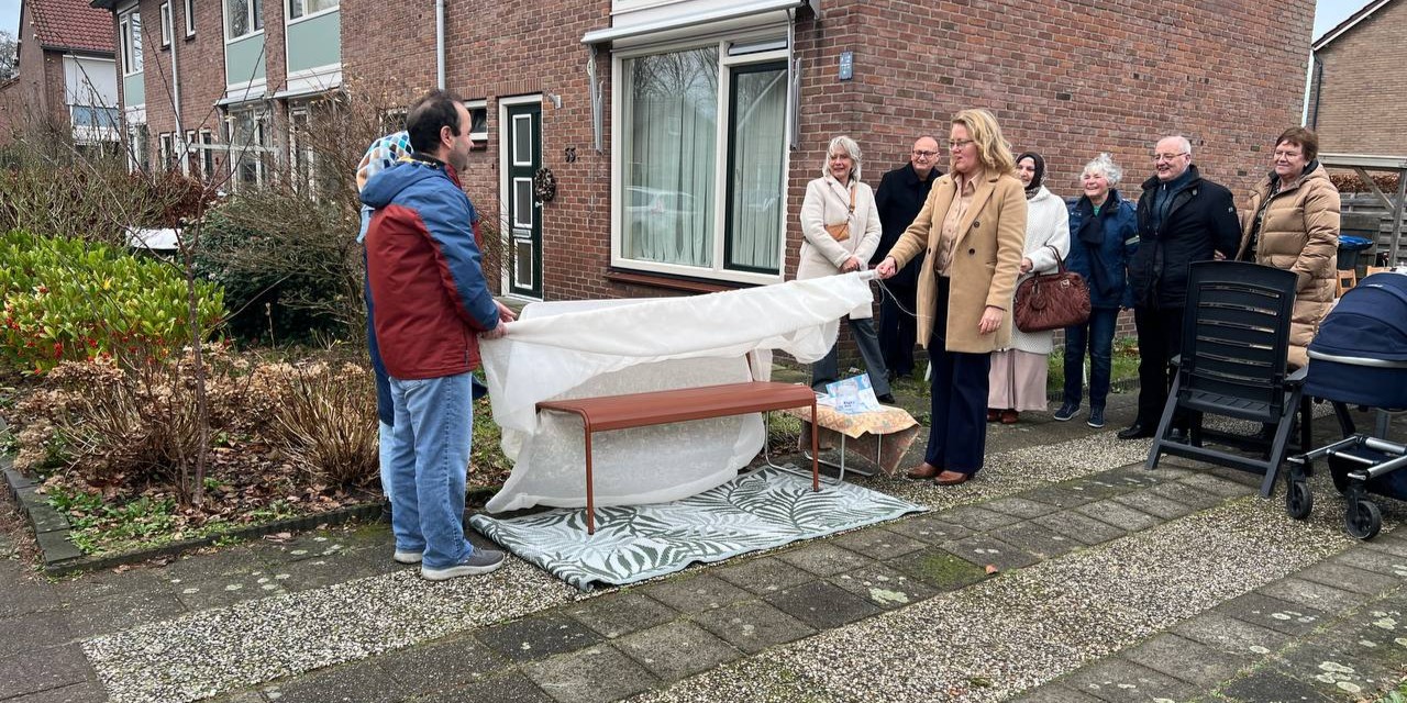 Foto: Onthulling nieuw BuurtBankje in Nunspeet