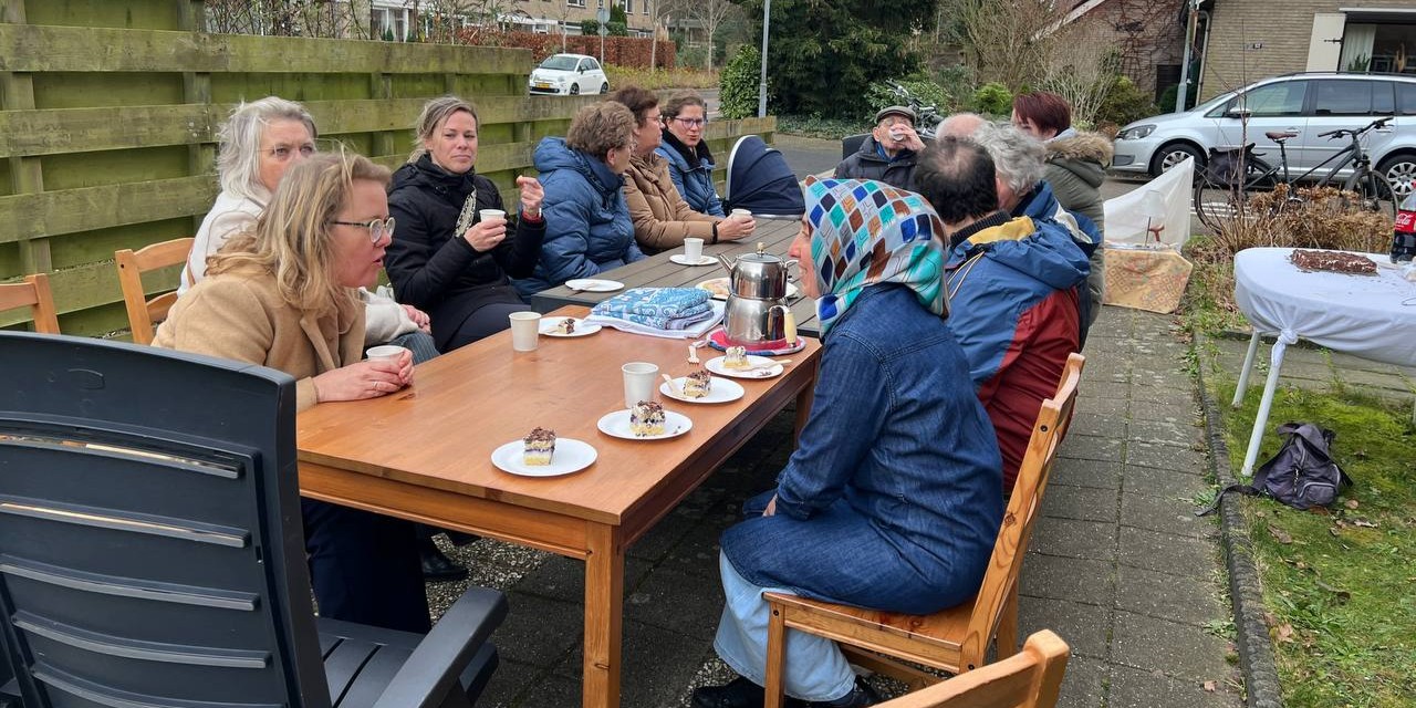 Foto: Onthulling nieuw BuurtBankje in Nunspeet