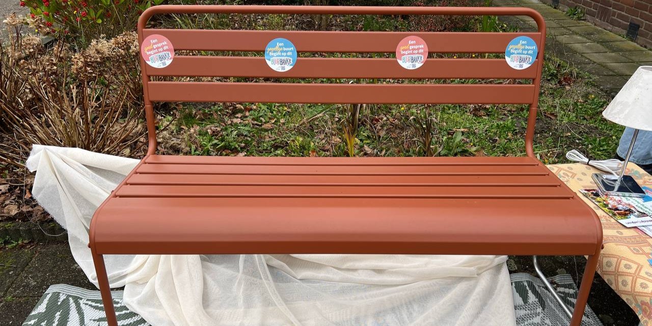 Foto: Onthulling nieuw BuurtBankje in Nunspeet