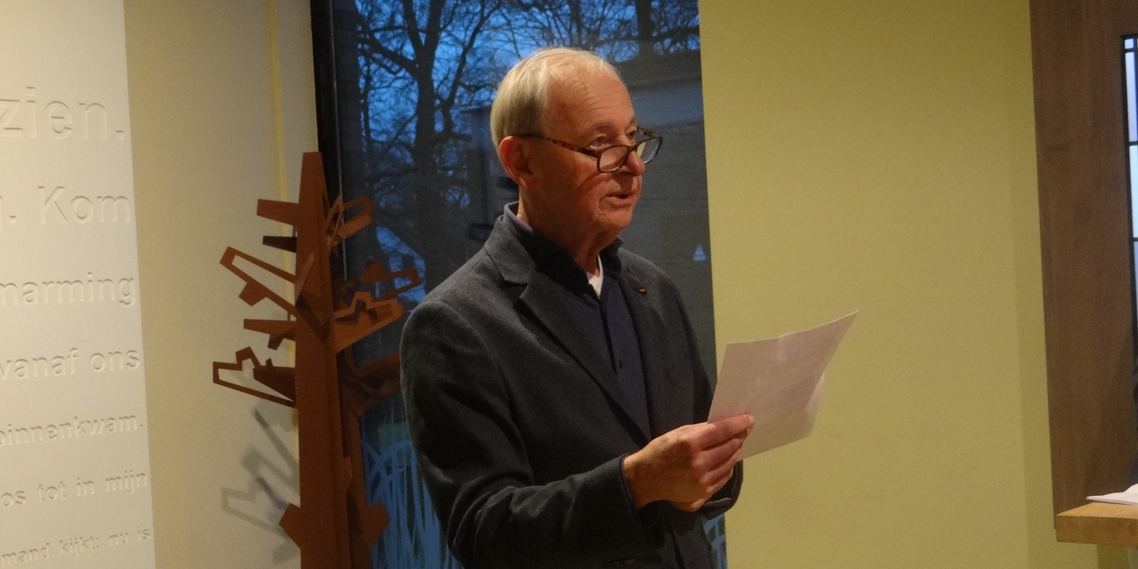 Foto: Nieuwe gedichtengids Muurgedichten overhandigd