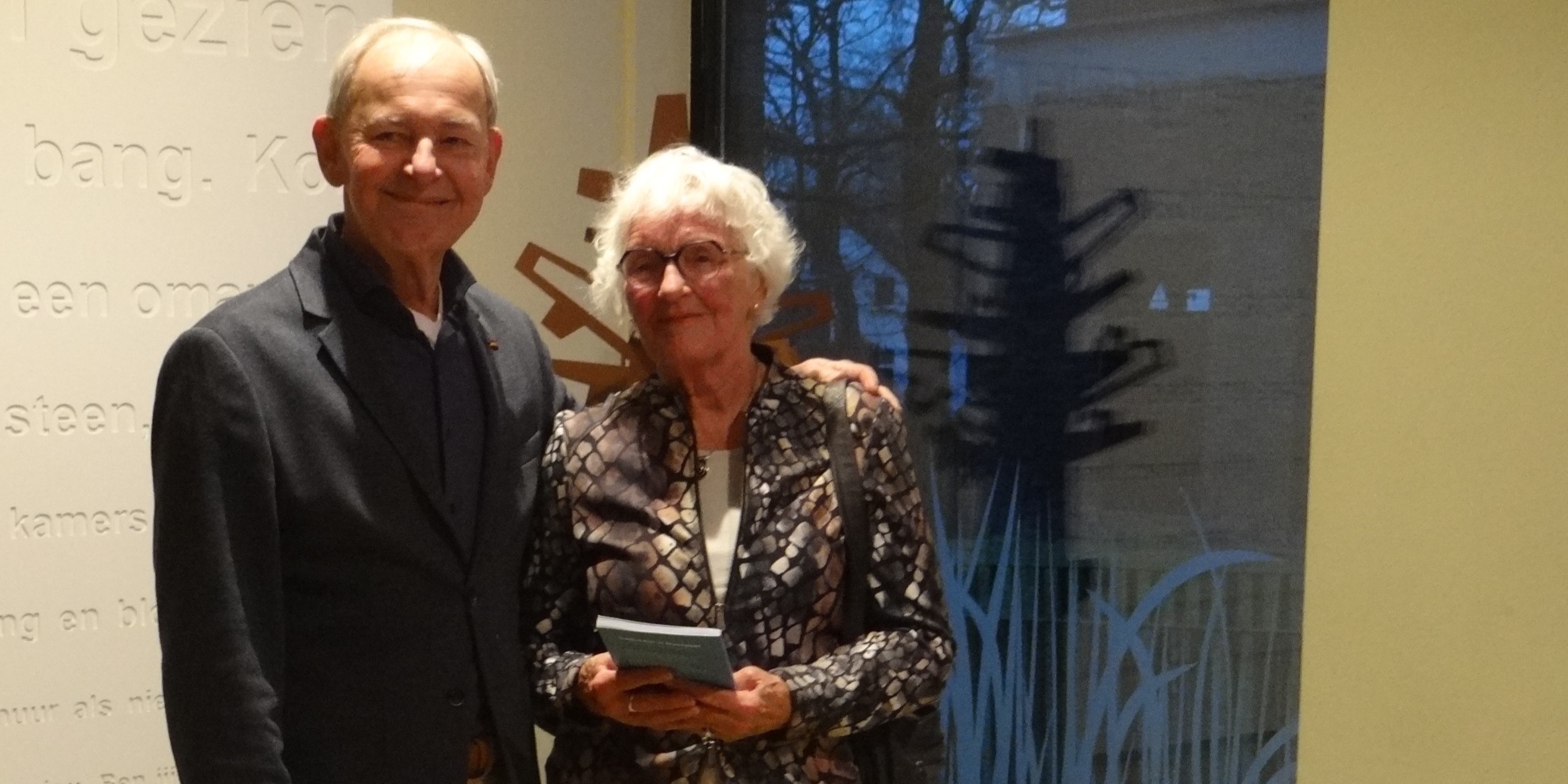 Foto: Nieuwe gedichtengids Muurgedichten overhandigd