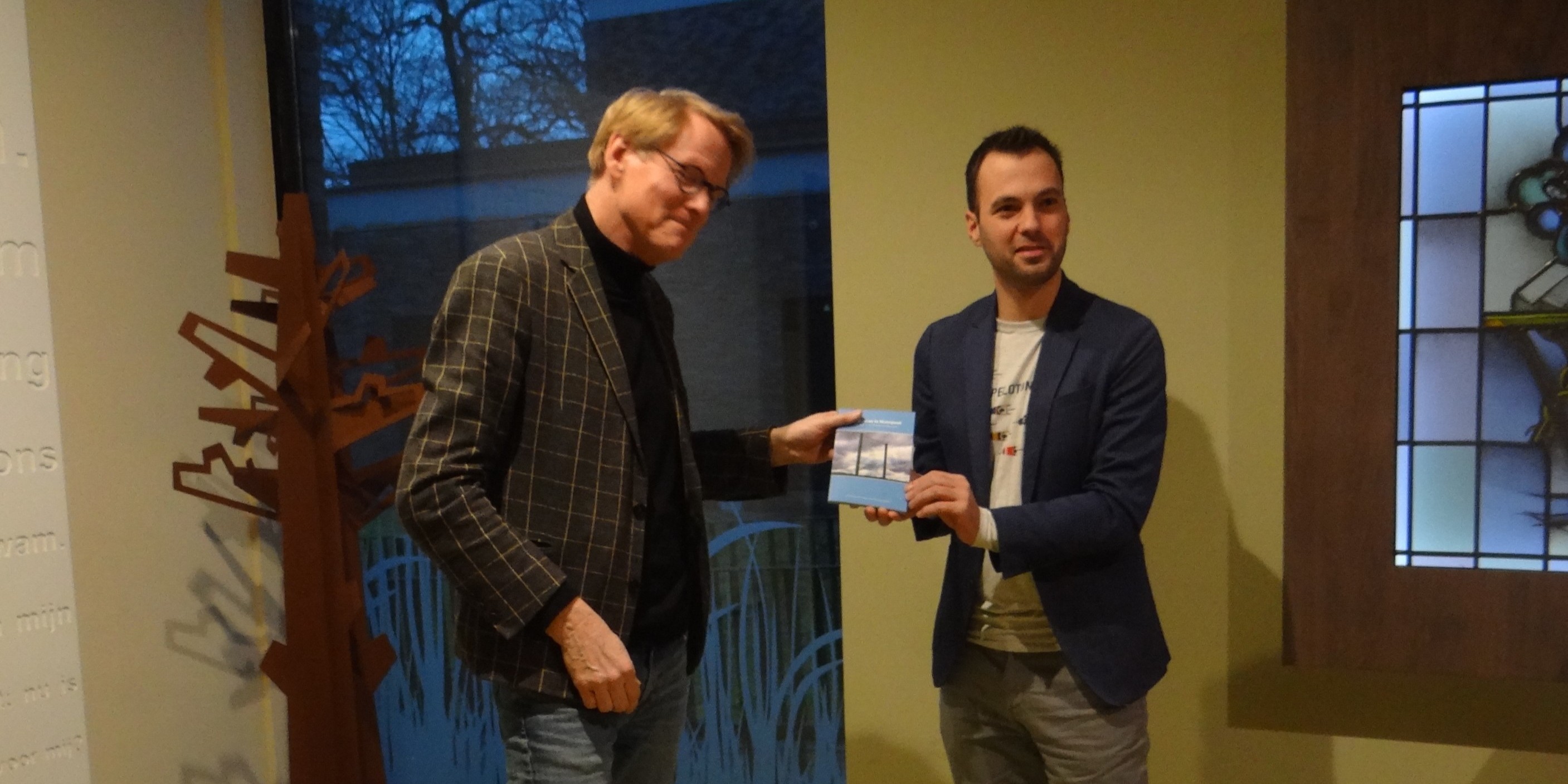 Foto: Nieuwe gedichtengids Muurgedichten overhandigd