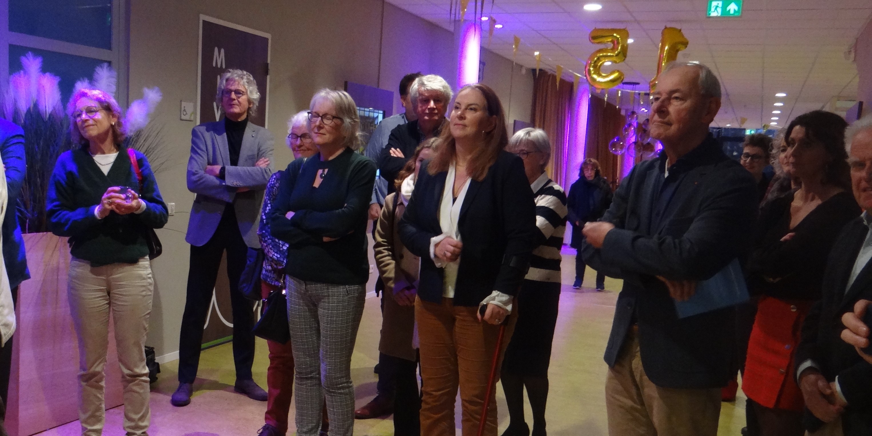 Foto: Nieuwe gedichtengids Muurgedichten overhandigd