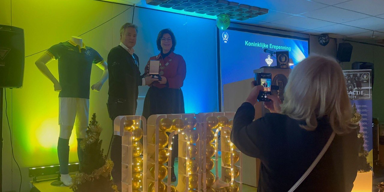 Foto: Koninklijke erepenning uitgereikt aan vv Nunspeet tijdens jubileumreceptie