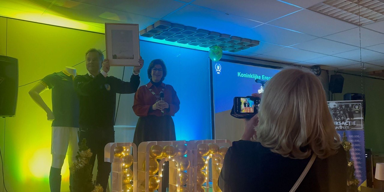 Foto: Koninklijke erepenning uitgereikt aan vv Nunspeet tijdens jubileumreceptie