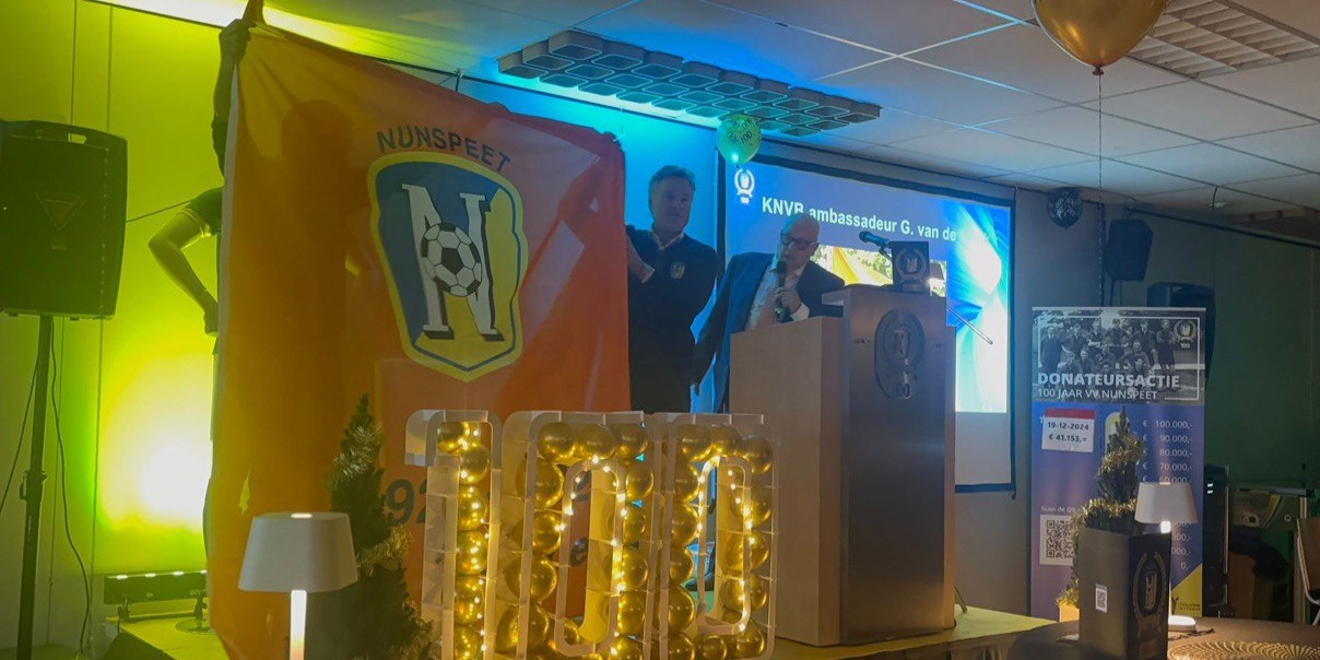 Foto: Koninklijke erepenning uitgereikt aan vv Nunspeet tijdens jubileumreceptie
