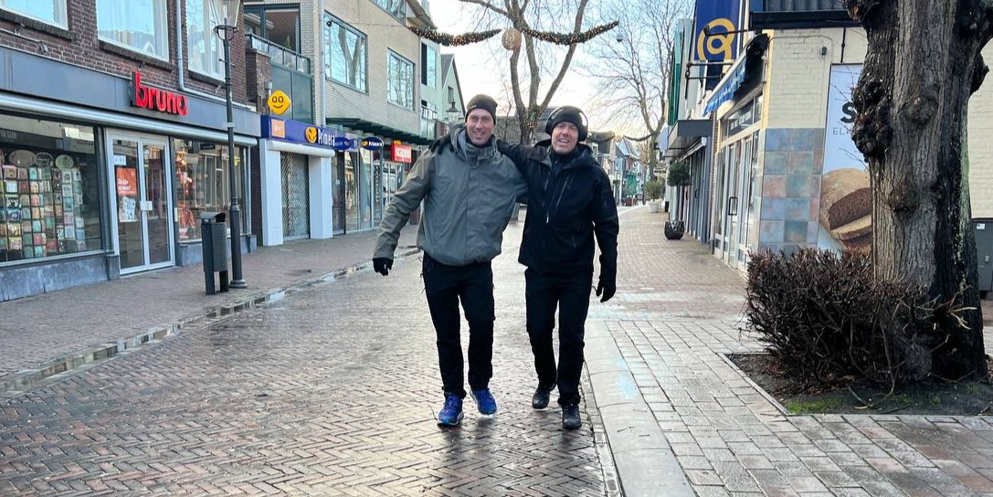Foto: Emotionele wandeling Daniel met neef Wout naar het Glazen Huis