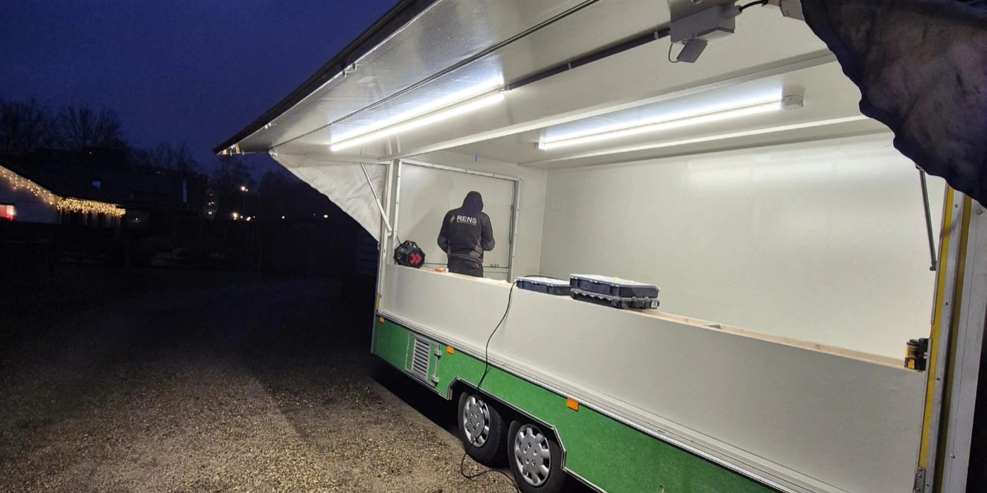 Foto: Vrienden Molen de Duif heeft nieuwe bakwagen: ‘Klaar voor nog meer oliebollen’