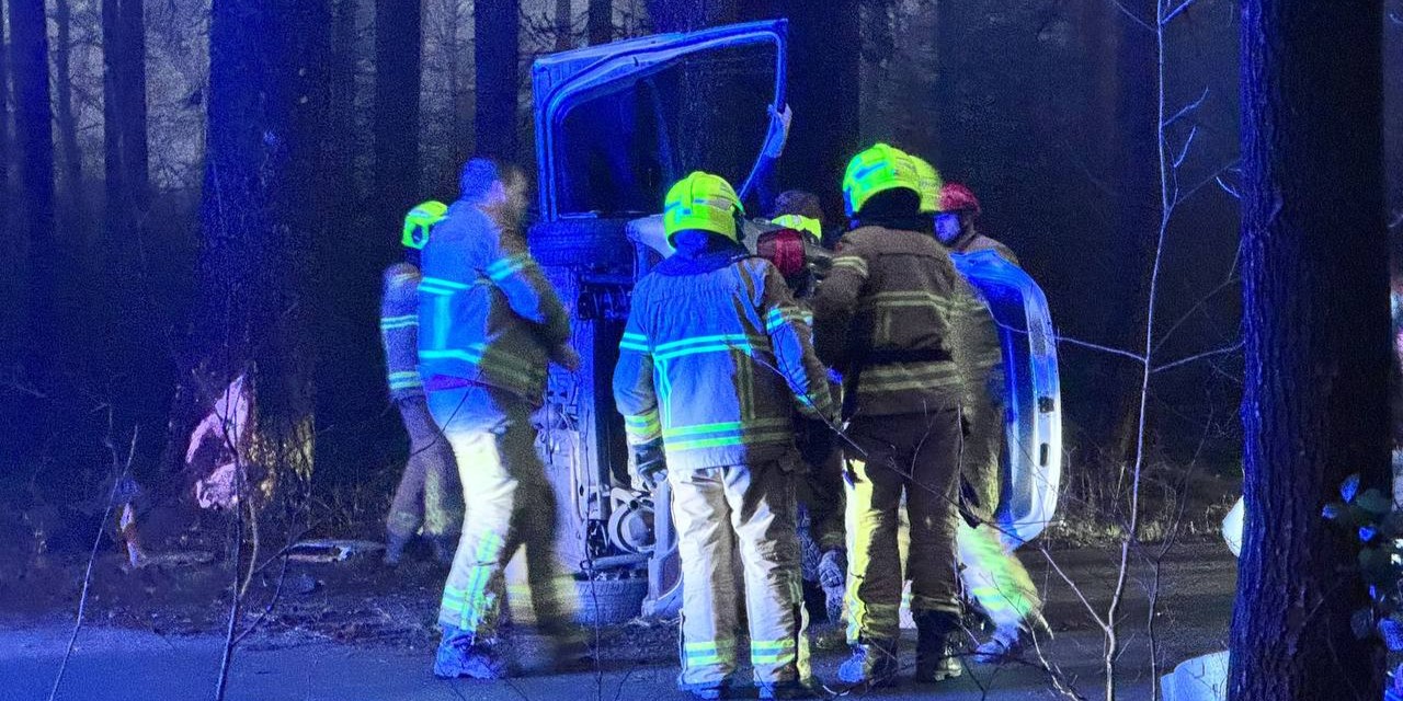 Foto: Vrouw gewond bij eenzijdig auto-ongeval Nunspeterweg Vierhouten