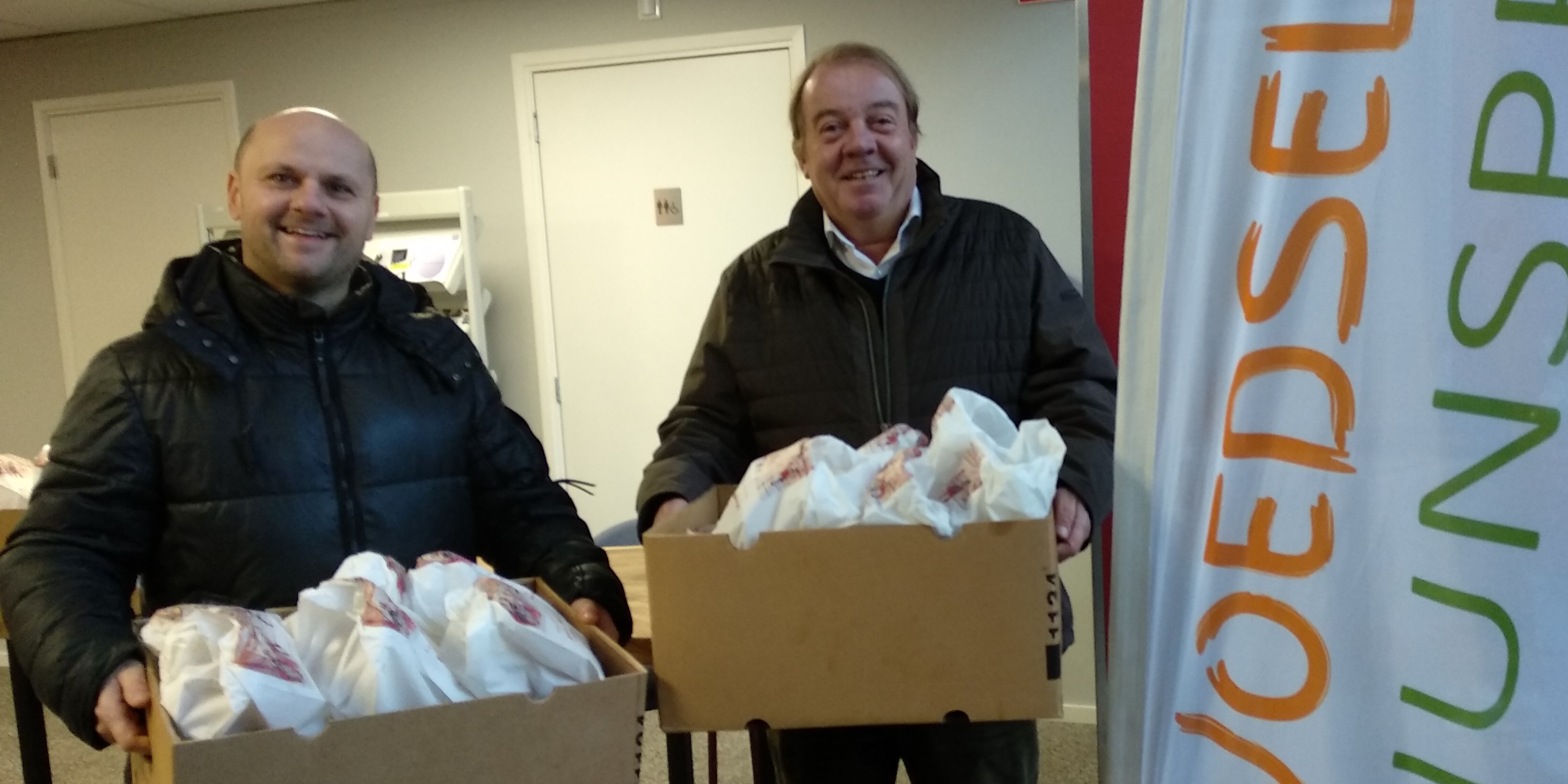 Foto: Leemans Adviseurs en RegioBank doneren oliebollen aan voedselhulp