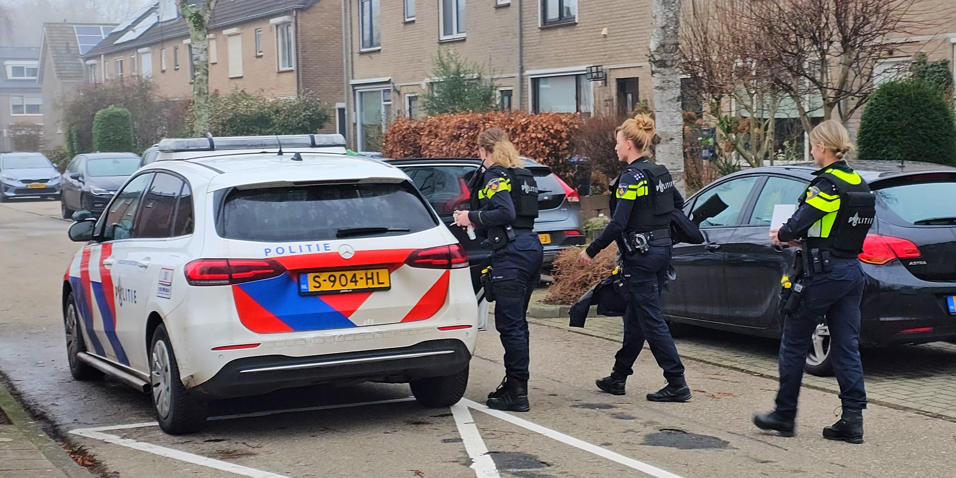 Foto: Inval in huis Nunspeet, wapen in beslag genomen