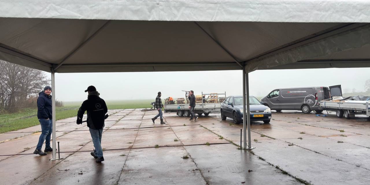 Foto: De vlam kan der bijna in: ‘Mooi hoe we ooit begonnen met acht kratten bier en een vuurtje’