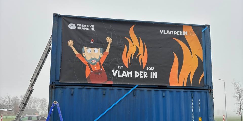 Foto: De vlam kan der bijna in: ‘Mooi hoe we ooit begonnen met acht kratten bier en een vuurtje’