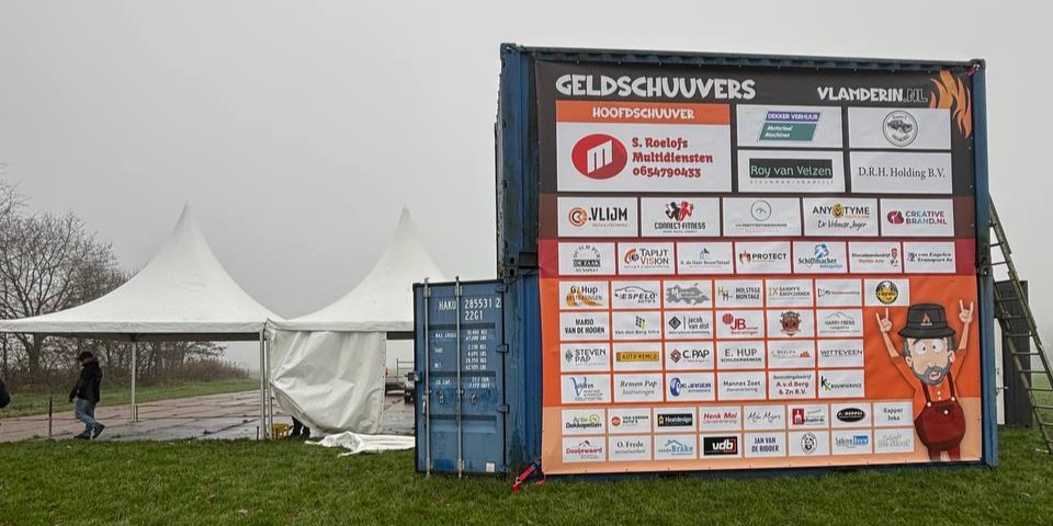 Foto: De vlam kan der bijna in: ‘Mooi hoe we ooit begonnen met acht kratten bier en een vuurtje’