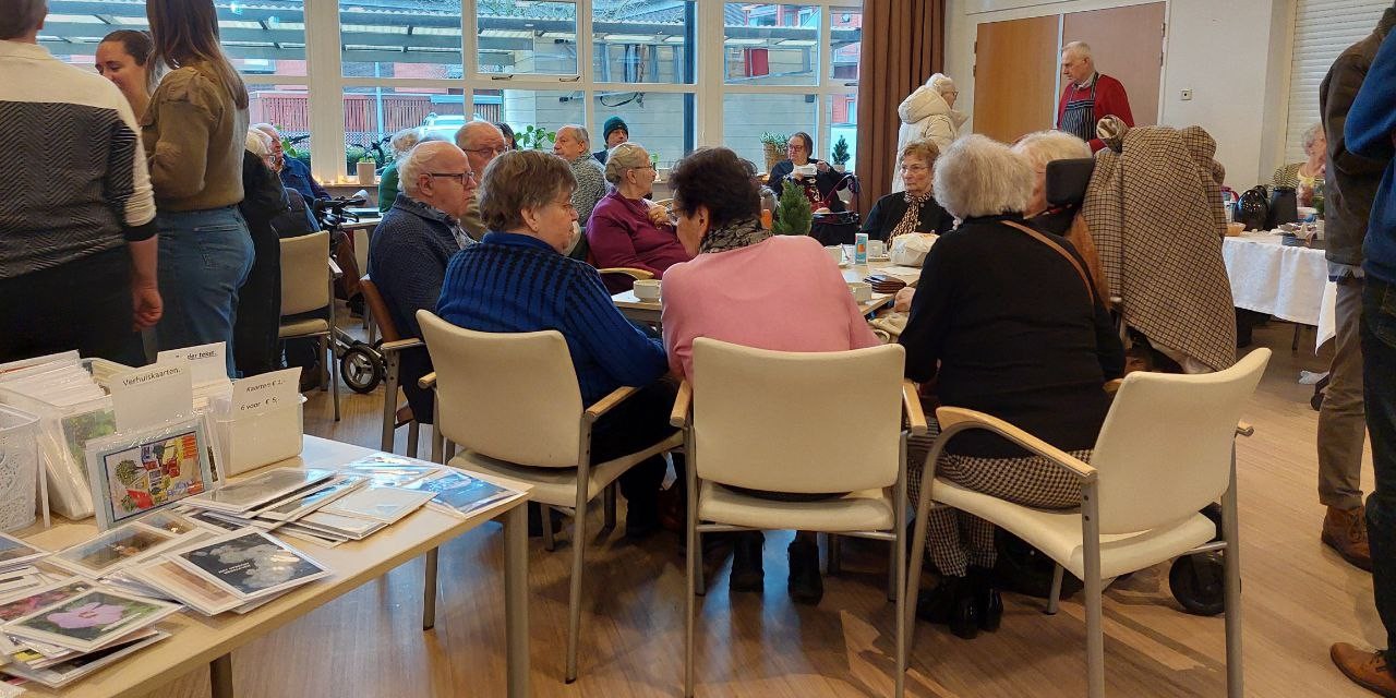 Foto: Boekenmarkt en oliebollen verkoop Het Venster