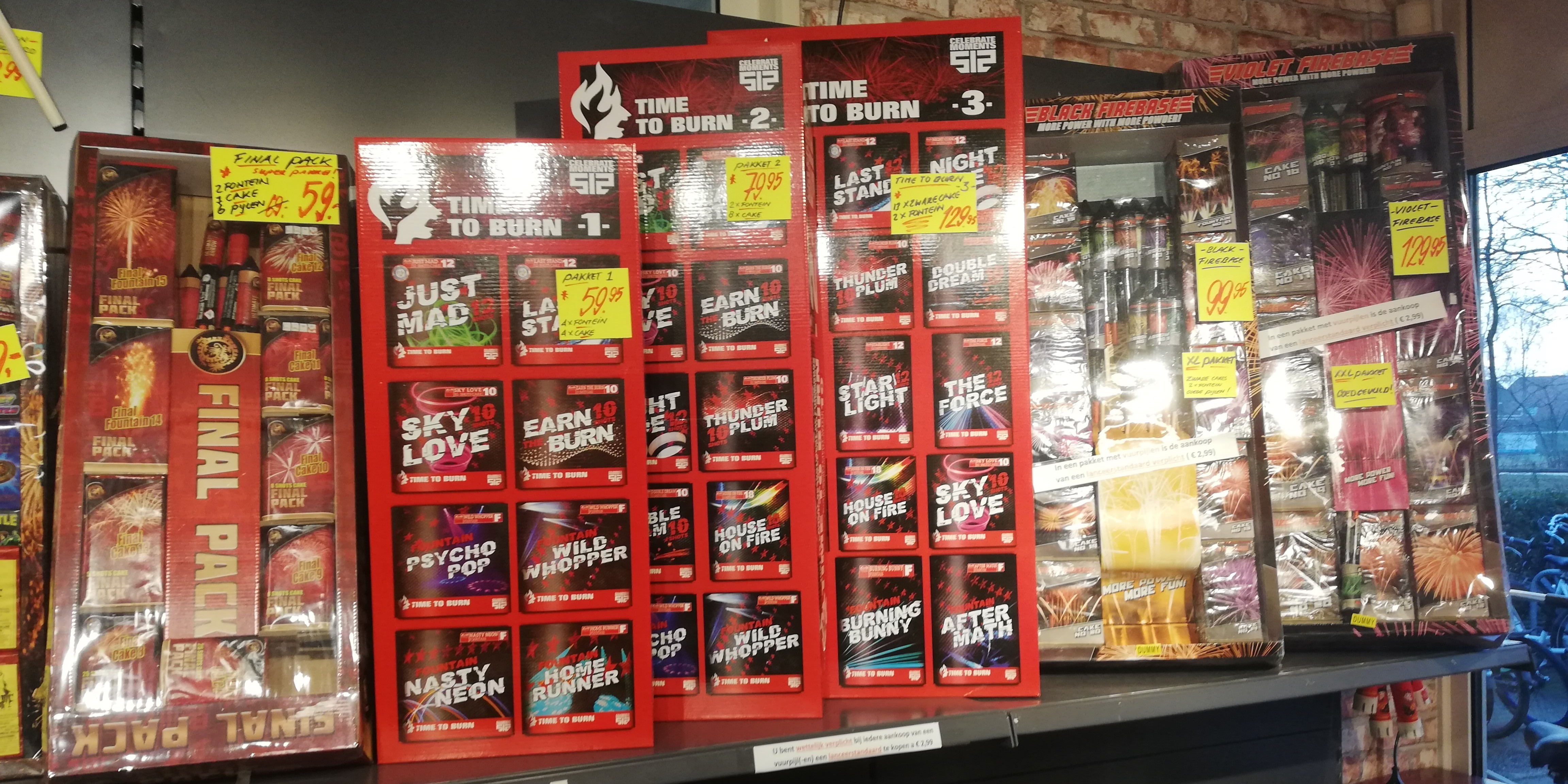 Foto: Vuurwerkverkoop loopt ondanks weersvoorspellingen storm