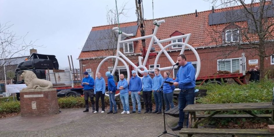 Foto: Gestolen reuzenfiets blijkt 'ontvoerd' naar Groningen