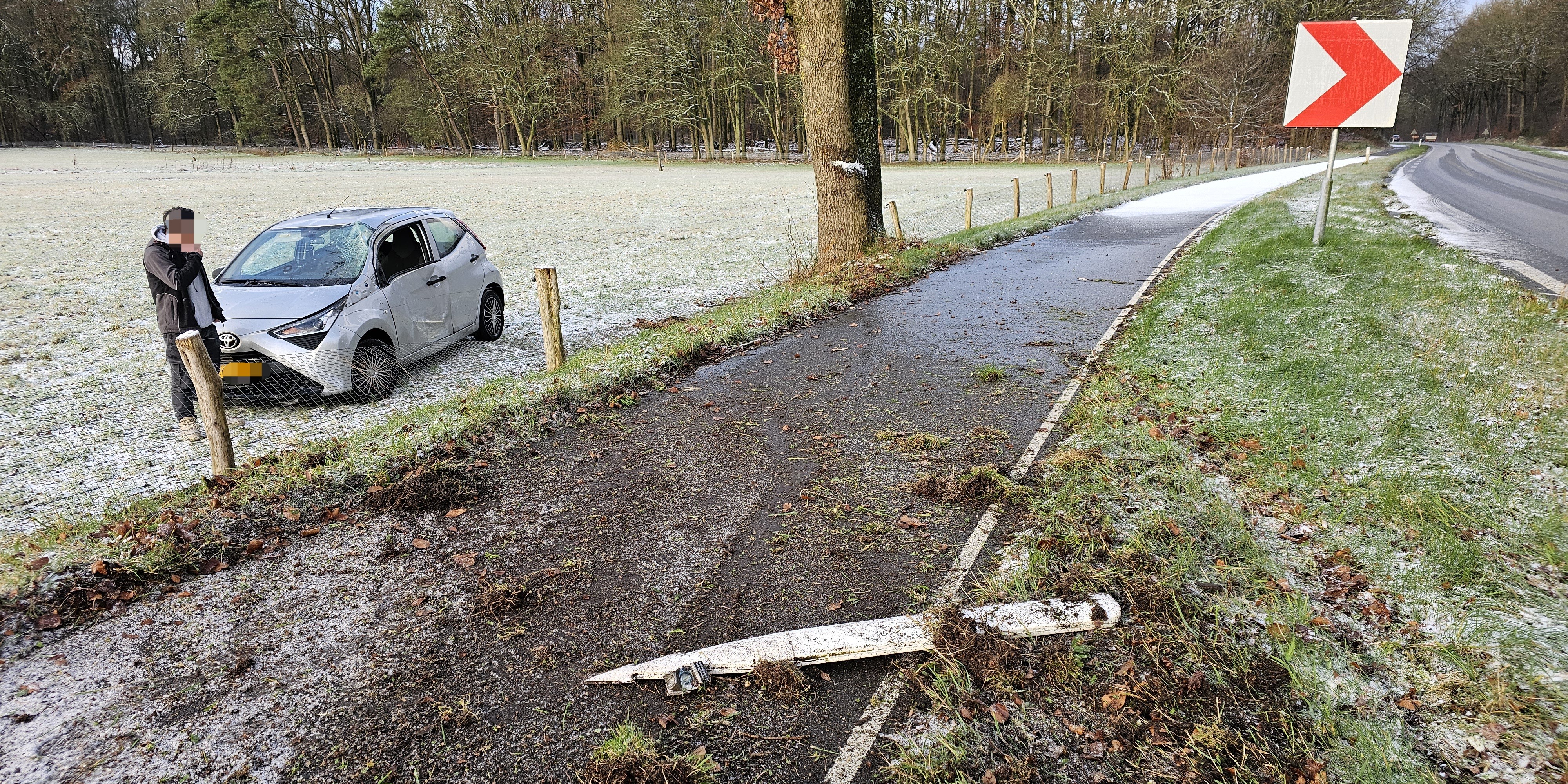 Foto: Automobilist vliegt uit beruchte bocht Nunspeet
