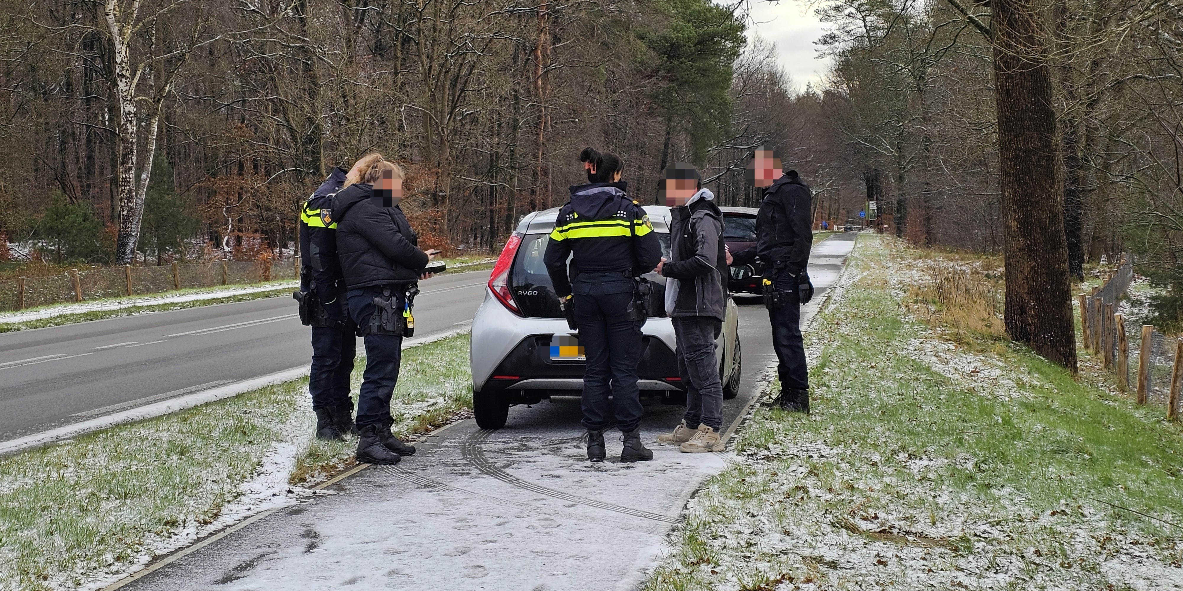 Foto: Automobilist vliegt uit beruchte bocht Nunspeet