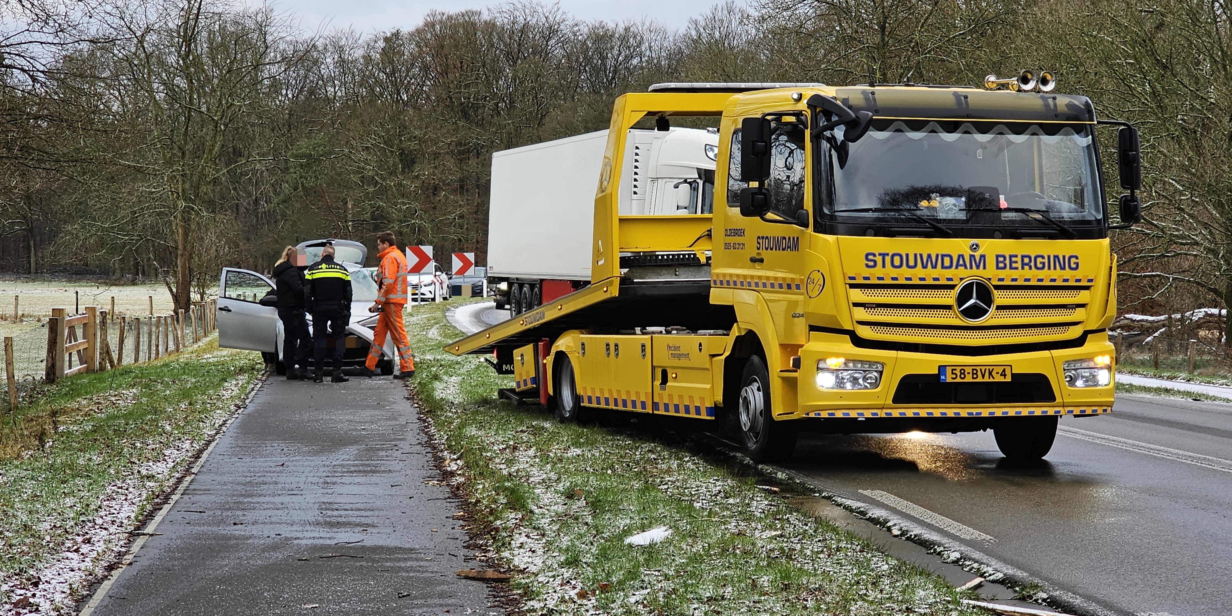 Foto: Automobilist vliegt uit beruchte bocht Nunspeet
