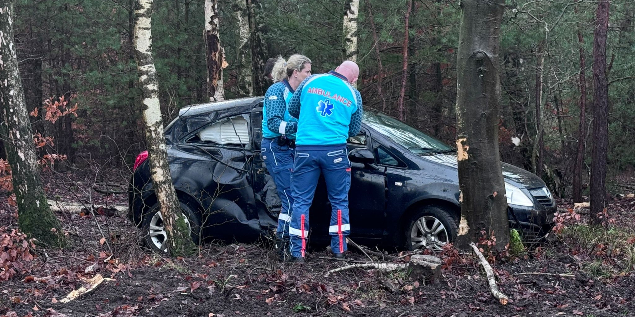 Foto: De weg is spiegelglad: ongeval in Heerde