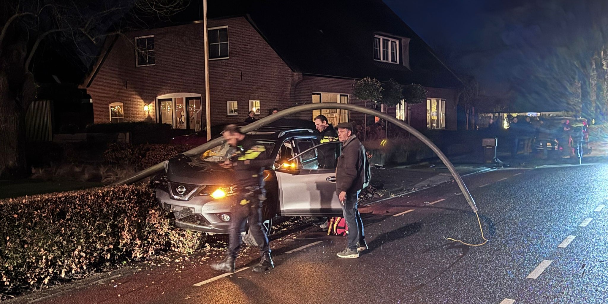Foto: Elspeet: Ineens een lantaarnpaal in je voortuin en een auto in je heg