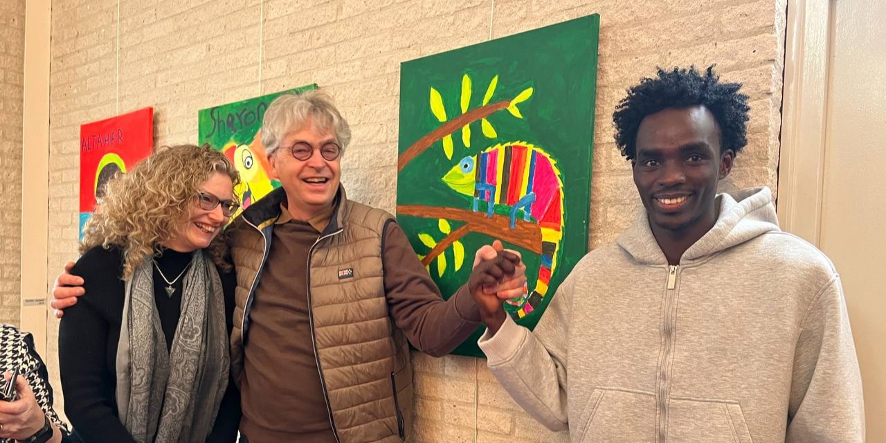 Foto: Opening bijzondere expositie schilderijen van 'jongeren van verre' 