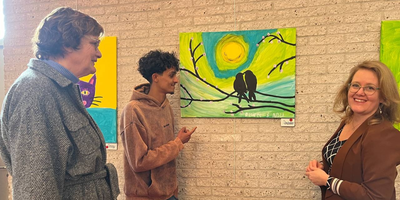 Foto: Opening bijzondere expositie schilderijen van 'jongeren van verre' 