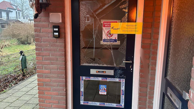 Foto: Hennepkwekerij gevonden in Nunspeetse woonwijk, burgemeester sluit woning