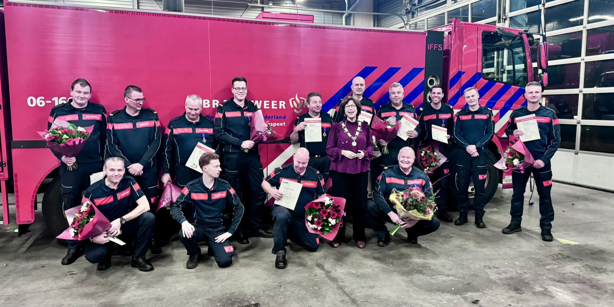 Foto: Jubilarissen in het zonnetje tijdens korpsavond Brandweer Nunspeet