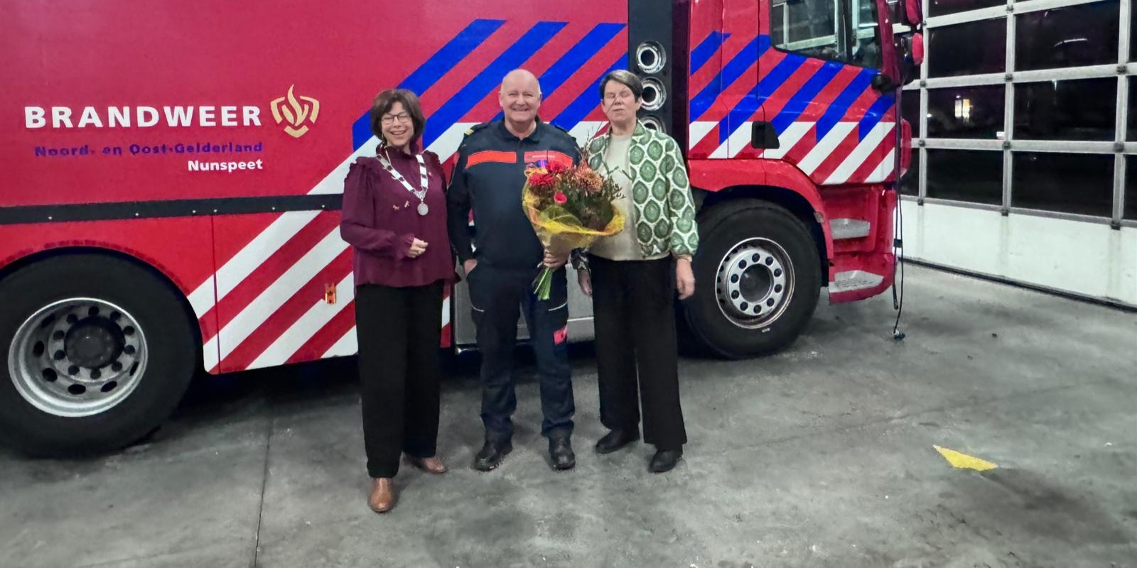Foto: Jubilarissen in het zonnetje tijdens korpsavond Brandweer Nunspeet
