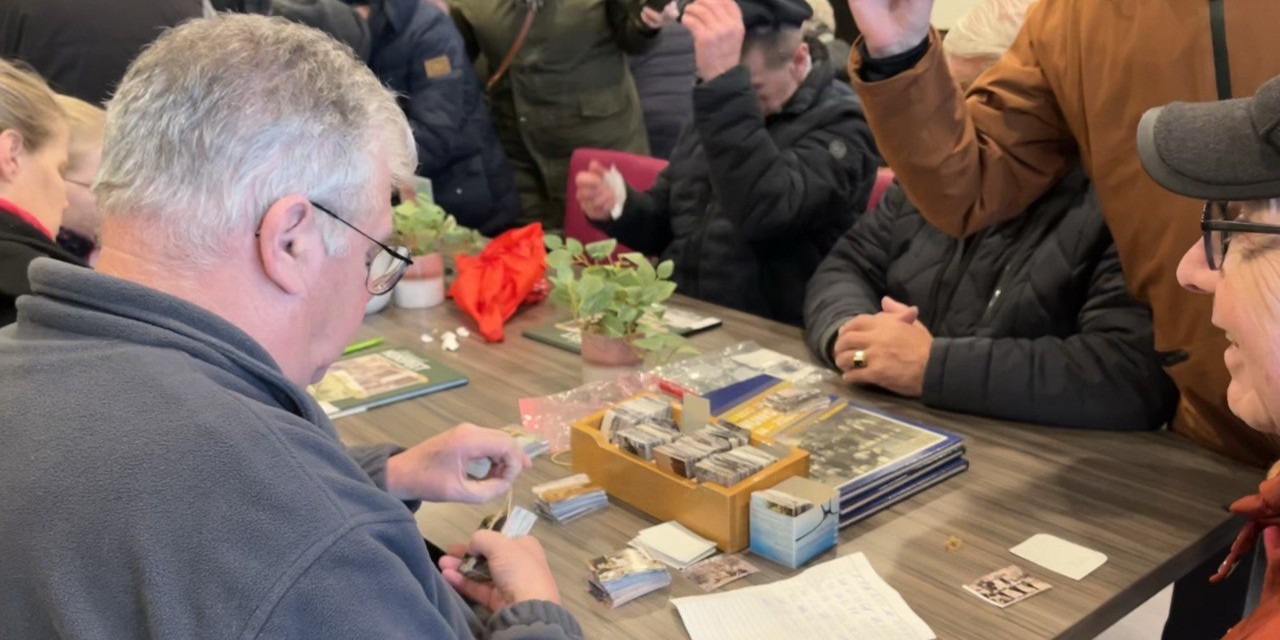 Foto: Heel veel plaatjes te ruil in WOC De Binnenhof