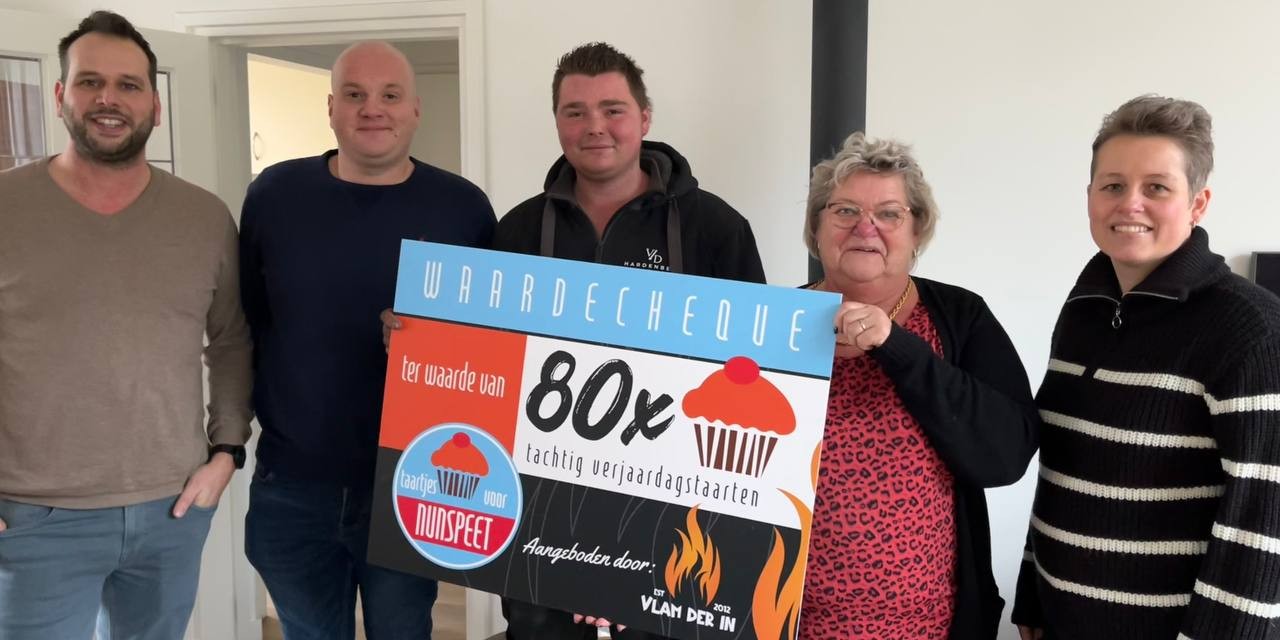 Foto: 'Vlam der in' schenkt tachtig taarten aan stichting Taartjes voor Nunspeet