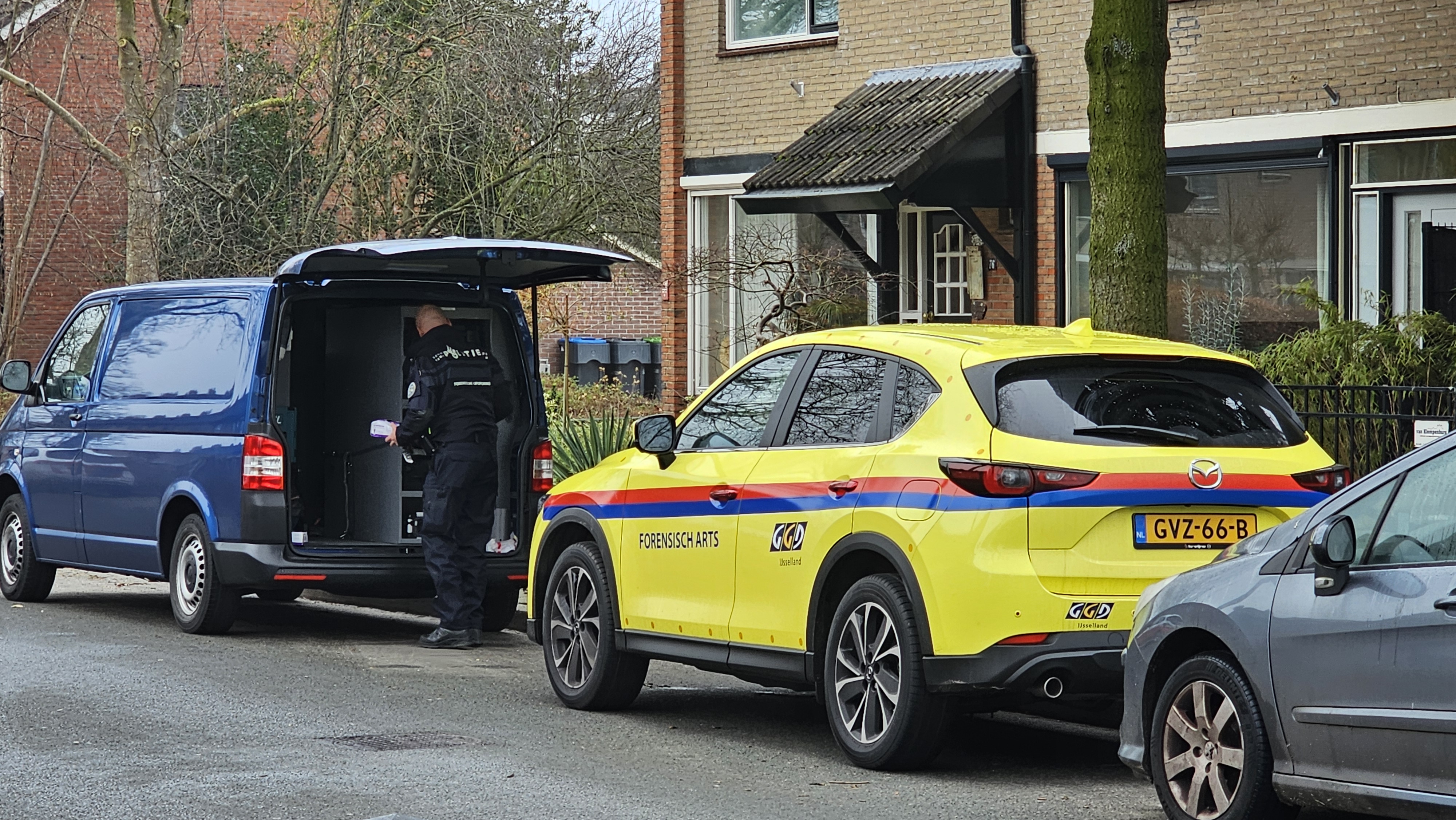Foto: Politie houdt groot onderzoek in woning Nunspeet