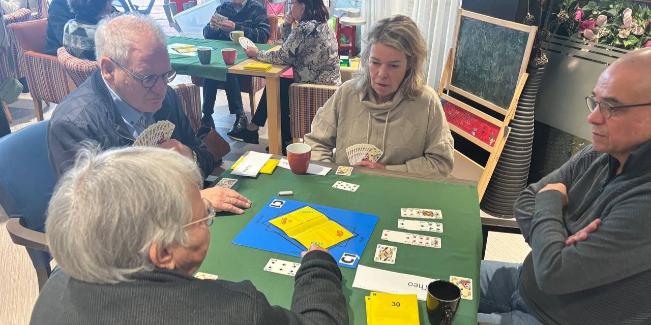 Foto: ‘Proeven’ van denksport bridge: ‘Meer dan alleen een spelletje’