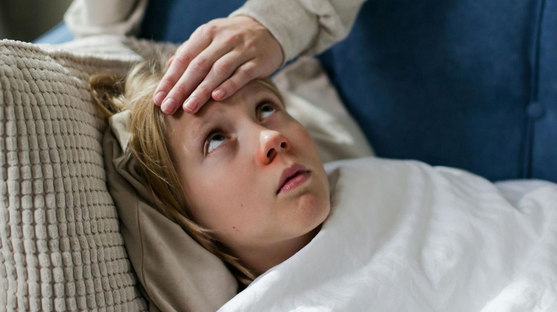 Foto: Griepgolf en kind ziek: mag je als ouder weg van werk?