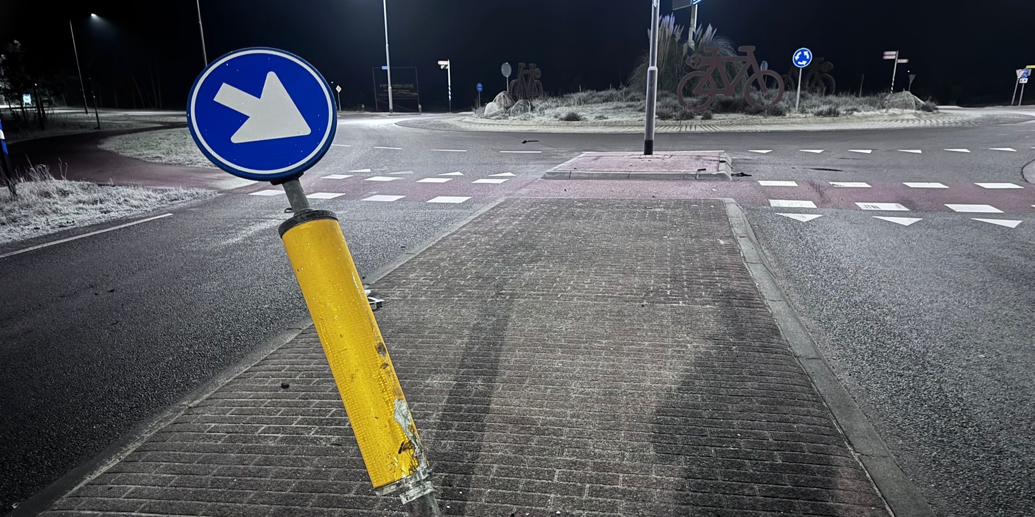 Foto: Botsing met verkeersbord aan Eperweg