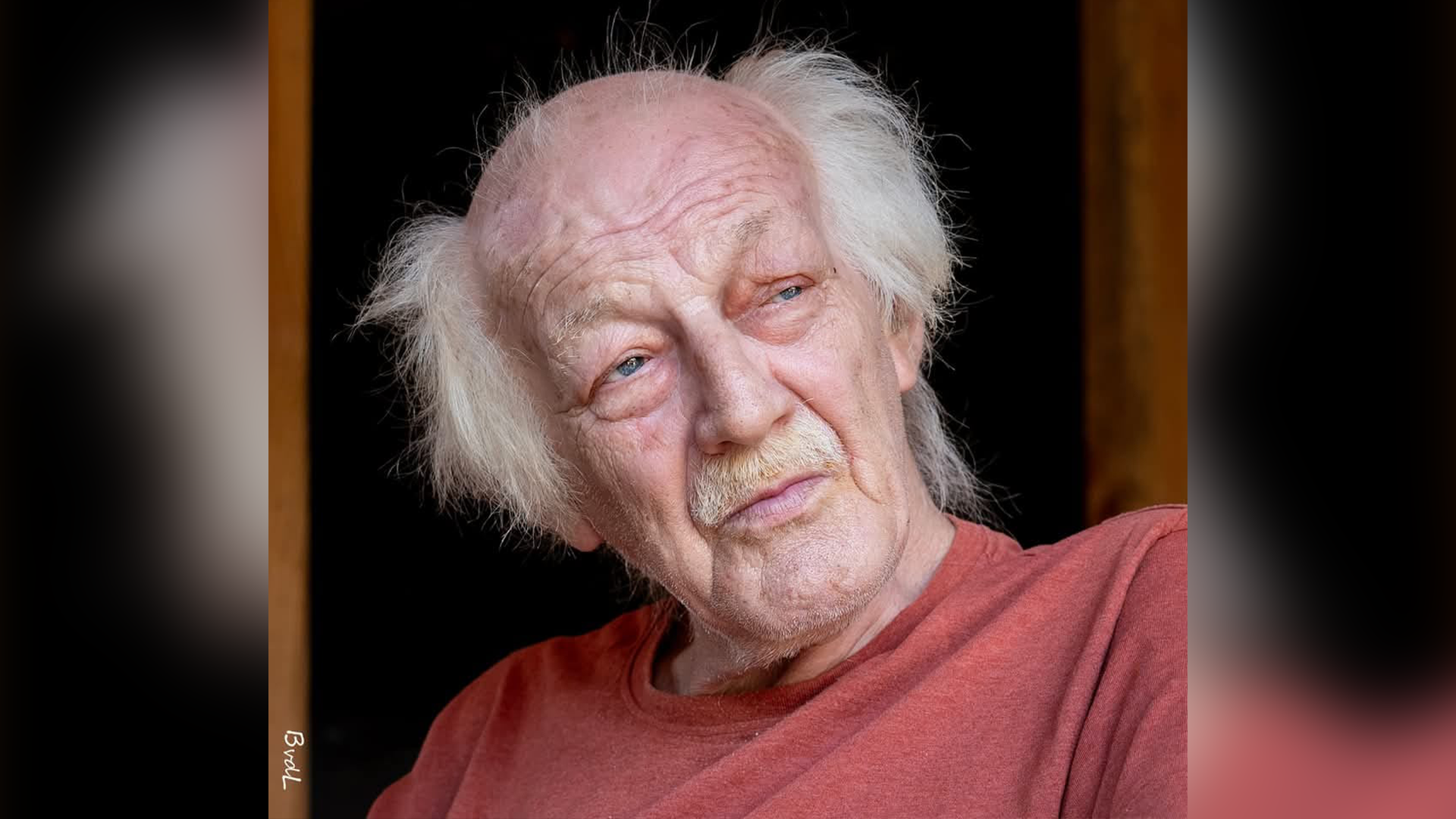 Foto: RTV Nunspeet eert kunstschilder Gerrit Bakker met heruitzending interview