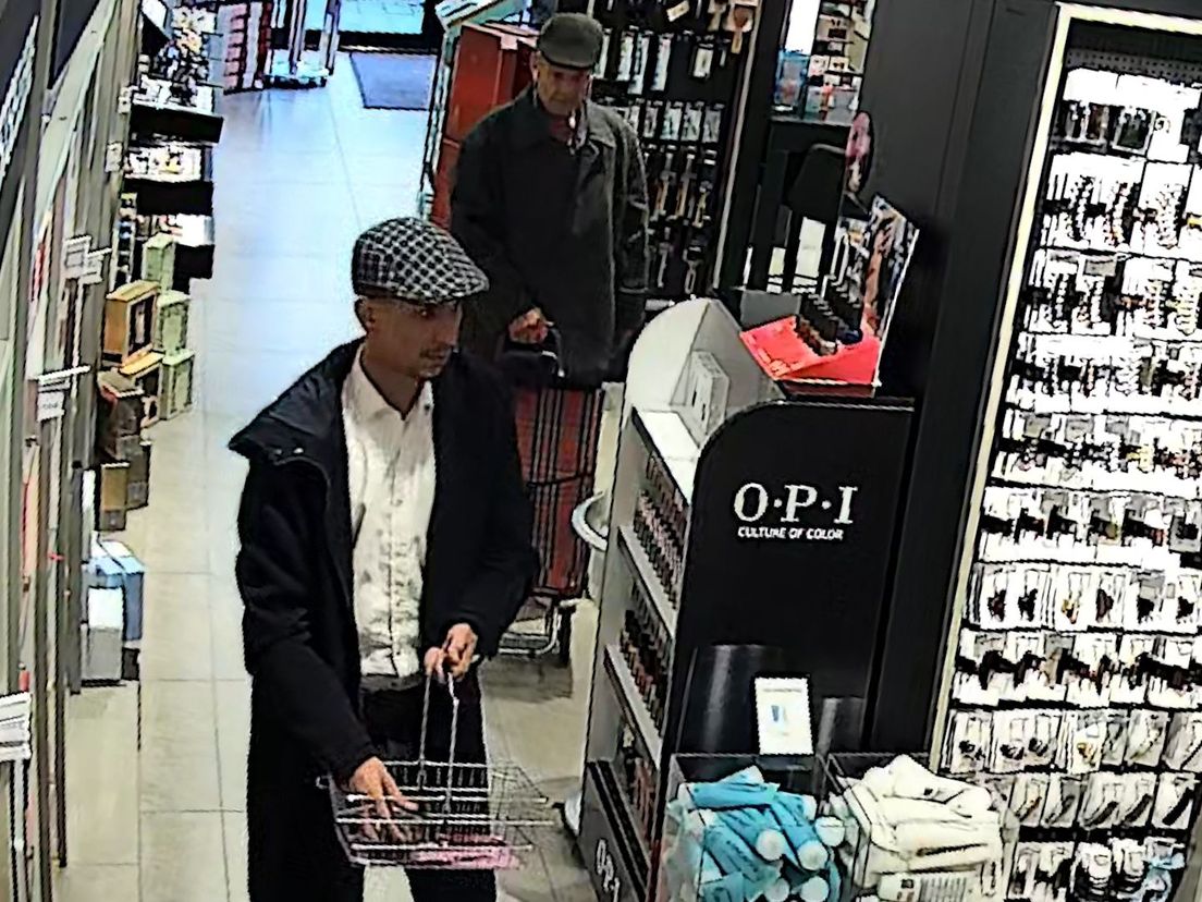 Foto: Ze gaan lekker shoppen maar betalen doen ze niet