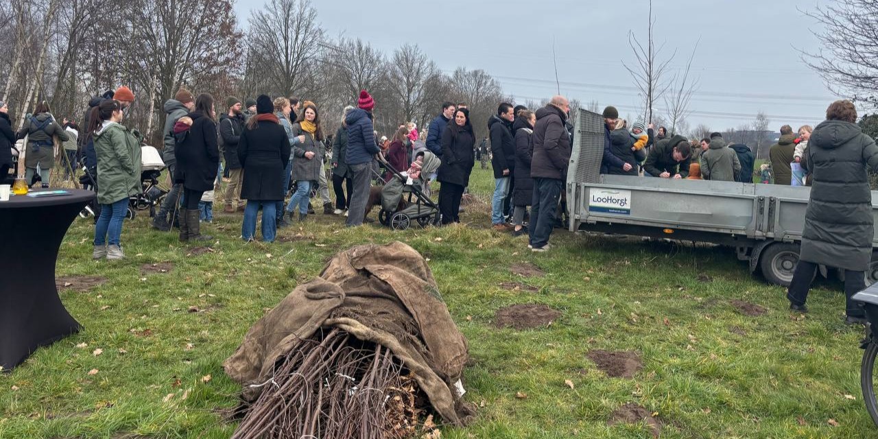 Foto: Boomplantdag: geboortebos planten in Harderwijk