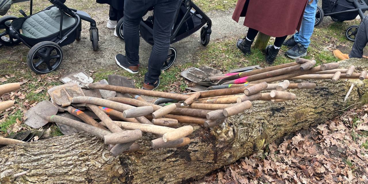 Foto: Boomplantdag: geboortebos planten in Harderwijk