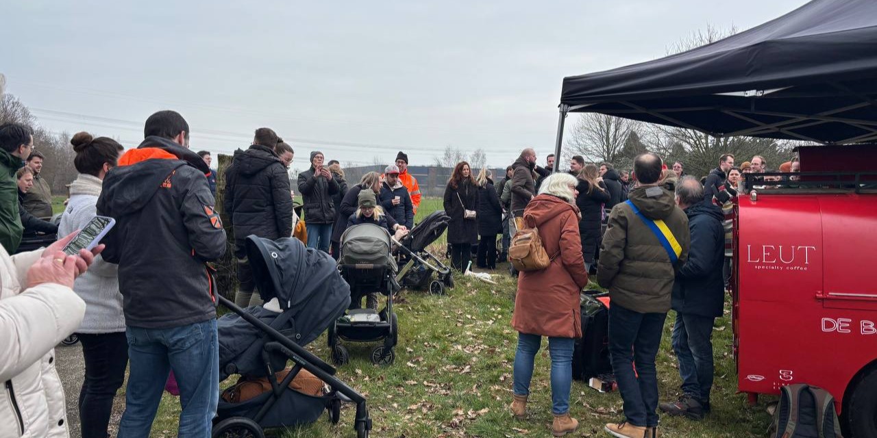 Foto: Boomplantdag: geboortebos planten in Harderwijk