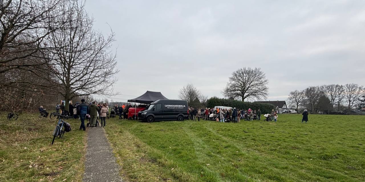 Foto: Boomplantdag: geboortebos planten in Harderwijk