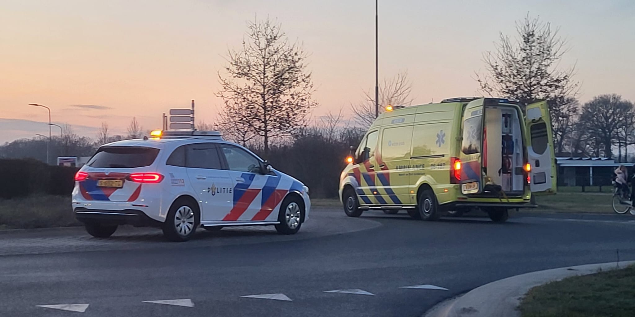 Foto: Fietser aangereden op rotonde in Nunspeet, gewond naar ziekenhuis
