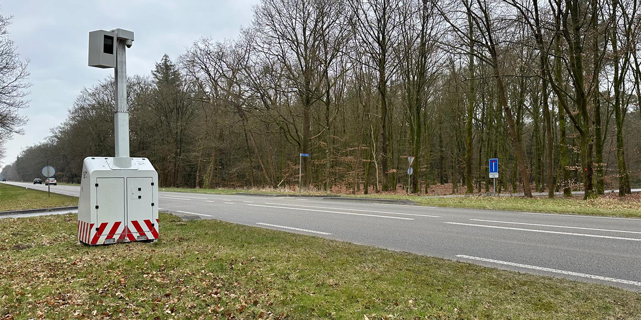 Foto: Mobiele Flitspaal Geplaatst aan de Eperweg